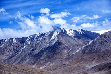 中国新疆塔县红其拉甫口岸喀喇昆仑山群山山