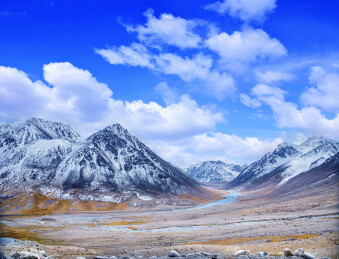中国新疆塔县红其拉甫口岸喀喇昆仑山群山山