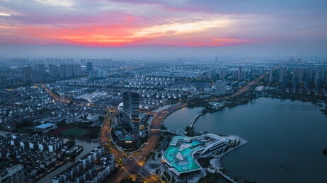 朝霞万里绕岚扶江南古城常熟电视塔风光