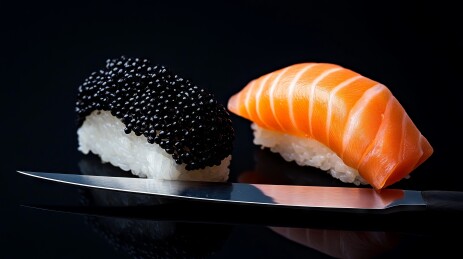 两块精致寿司与刀具的特写