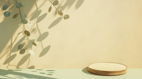 木质圆形展示台与绿叶