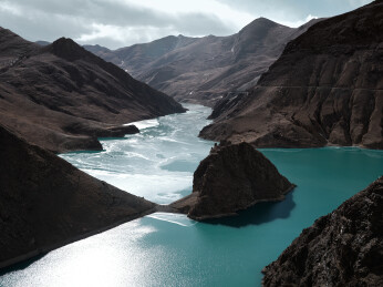 中国西藏日喀则冬季高原满拉水库高原风景