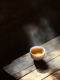 热茶杯置于木质桌面上