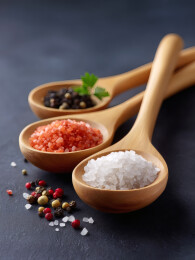 木勺里盛放着粗盐和胡椒