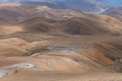 中国西藏珠峰大本营蜿蜒的山路