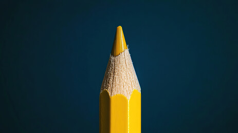 彩色铅笔在黑色背景下的特写镜头