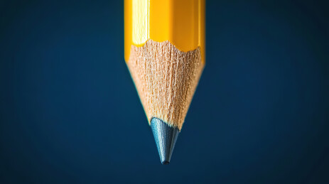 彩色铅笔在黑色背景下的特写镜头