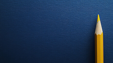 彩色铅笔在黑色背景下的特写镜头