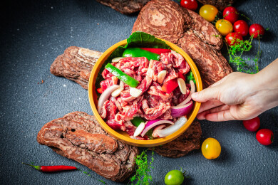 一盘烤肉拌肉