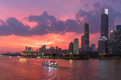 晚霞下的广州珠江夜游游船