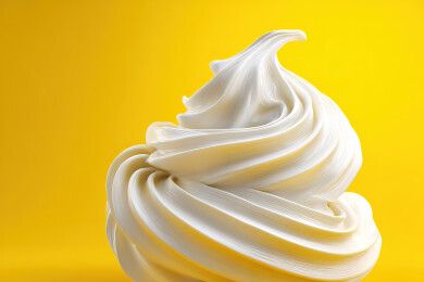 黄色背景下的甜食特写镜头