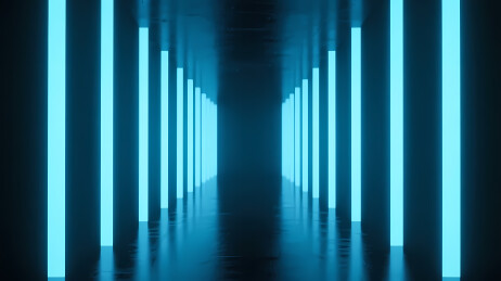 蓝色荧光灯柱深色走廊