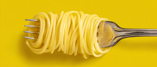 缠绕在叉子上的意面