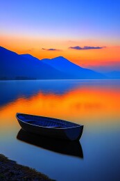 夕阳下的水上小船