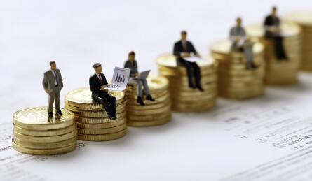 身穿西装的微缩商业人物