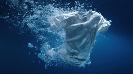 水下漂浮的白色衣物