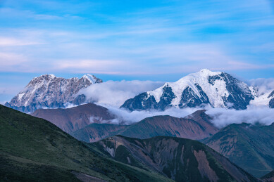 四川贡嘎山风景区蓝调时分雪山风景