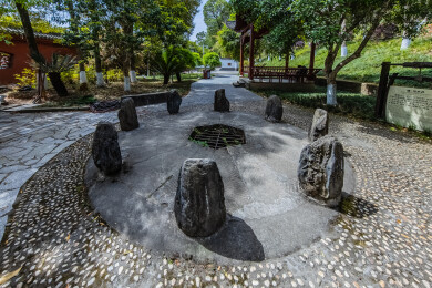 中国四川省巴中市南龛山唐代乌木井建筑