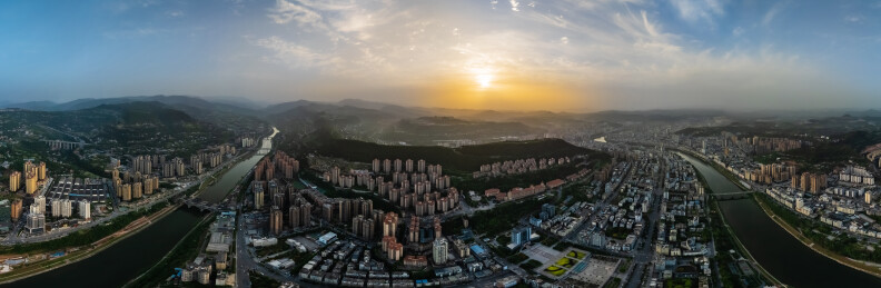 中国四川省巴中市城区黄昏巴河外滩高楼建筑