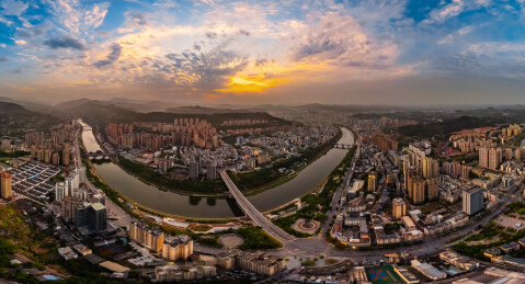 中国四川省巴中市城区黄昏巴河外滩高楼建筑