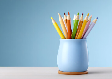 书桌上一个装满铅笔的笔筒