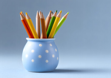 书桌上一个装满铅笔的笔筒