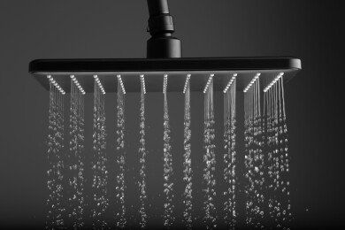 黑色多功能淋浴花洒顶喷出水