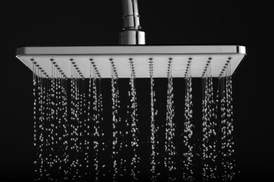 淋浴花洒顶喷出水瀑布水珠黑底拍摄