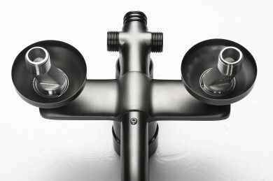 黑色的淋浴花洒主体特写在白色背景色