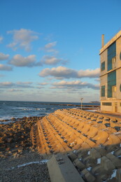 海边防潮石堤