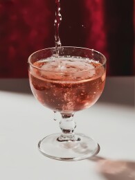 粉红酒倒入玻璃杯瞬间