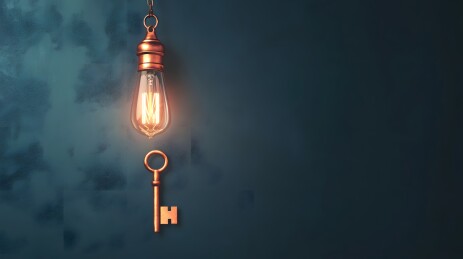 墙上复古铜钥匙与工业壁灯