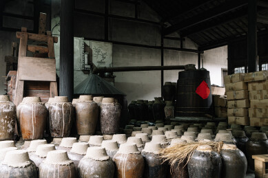 传统酒坊内的发酵陶罐