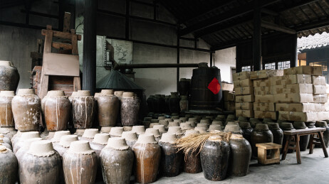 传统酒坊内的发酵陶罐