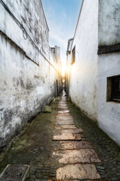 徽派建筑古巷晨曦