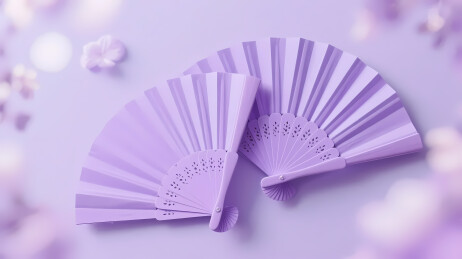 紫色条纹手扇与花瓣背景