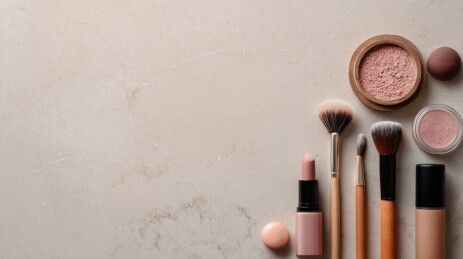 化妆工具与彩妆品的静物组合