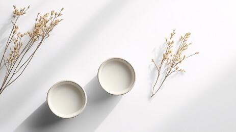 简约白瓷碗与干花静物画面