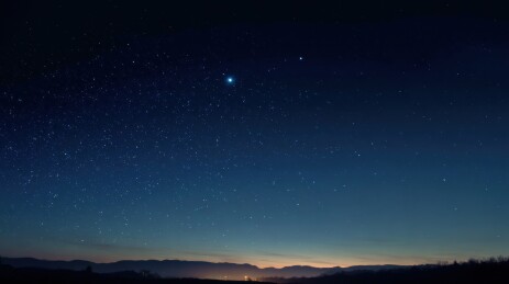 夜空繁星与地平线的宁静景象
