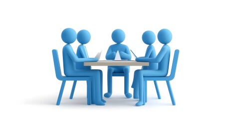 人围坐谈笑显融洽