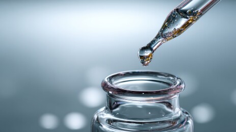 滴管向玻璃瓶中滴入液体