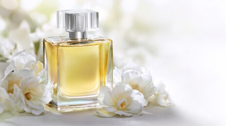 香水瓶与白色花朵的静物组合