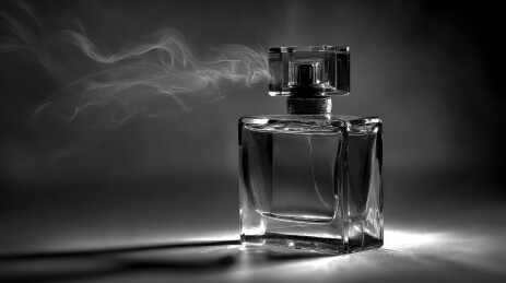 香水瓶散发香气的瞬间