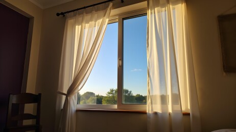 阳光穿透的宁静窗景
