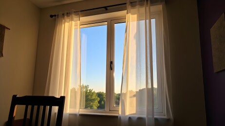 阳光穿透的宁静窗景