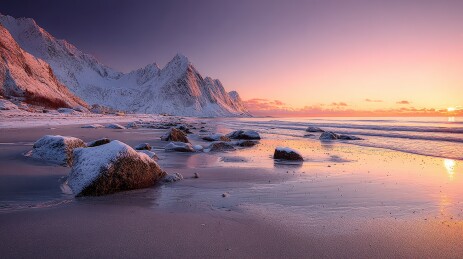 雪覆海滩的黎明与远山