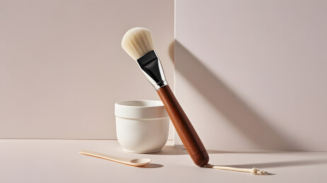 简约桌面化妆刷白瓷杯美妆小景