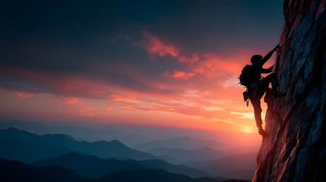 攀岩者日出登山挑战