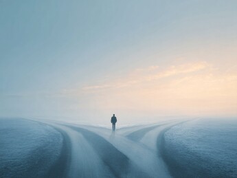 站在分岔路的孤独旅人