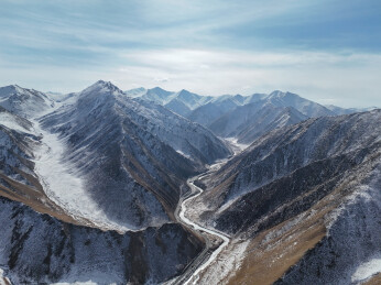 青海省祁连县祁连山雪山峡谷